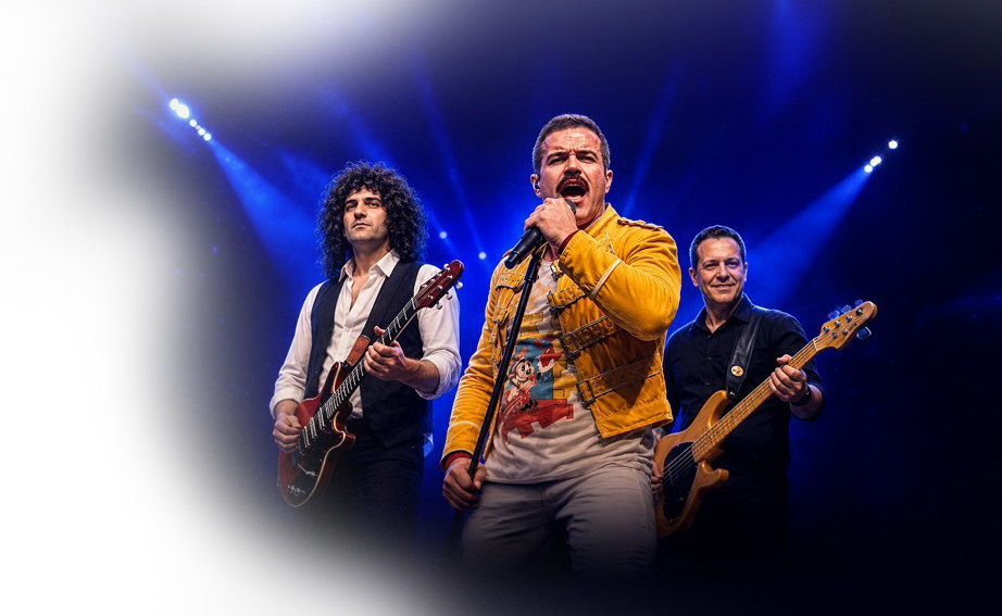 Banda Ópera Queen Tributo tocando no palco da Oktoberfest