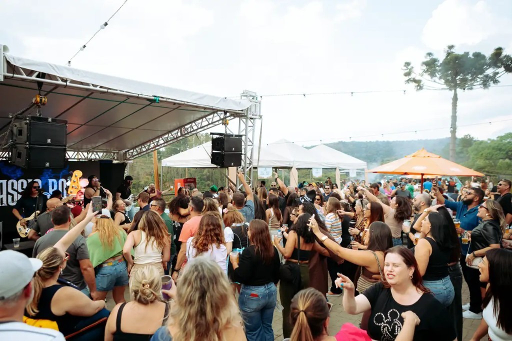 Participantes disputando provas típicas alemãs no palco da festa